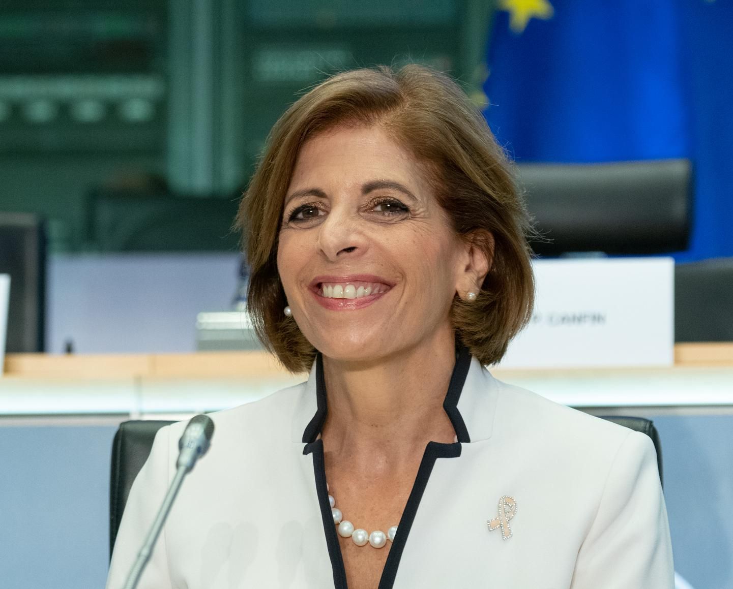 Commissaria Ue alla Salute nei guai per un prestito sospetto da 4 milioni