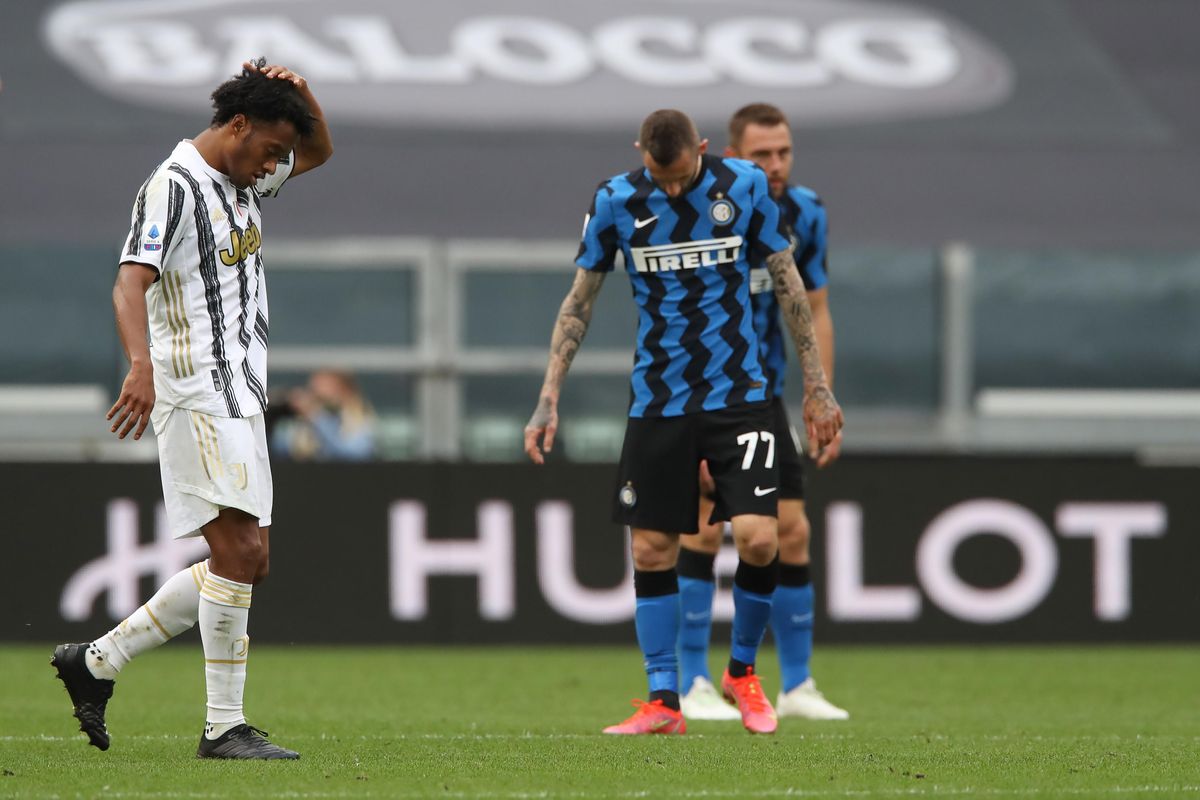 La Juve batte l’Inter in una tonnara e resta aggrappata alla Champions