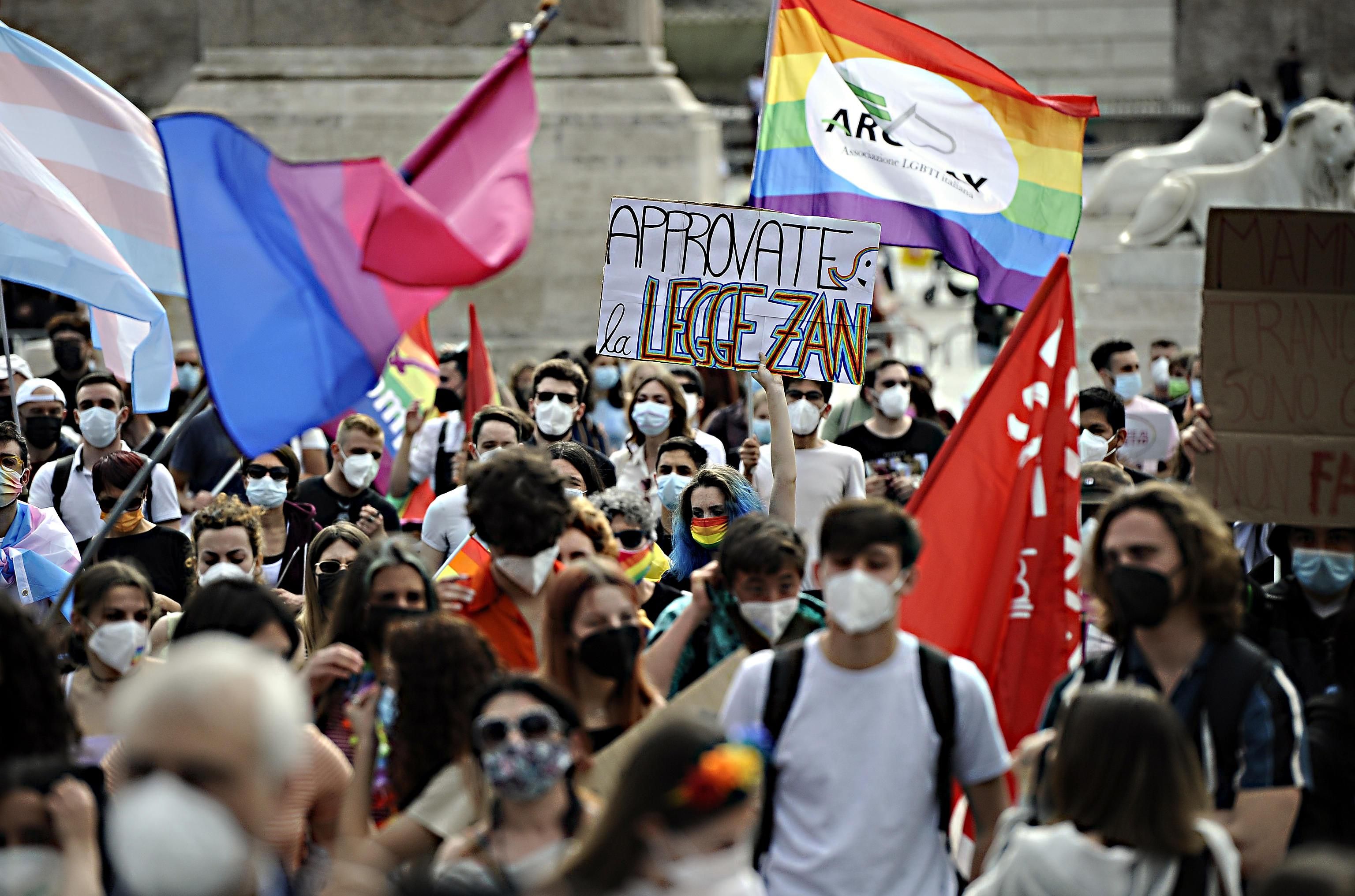 I gesuiti: «Italiani omofobi, il ddl Zan serve»