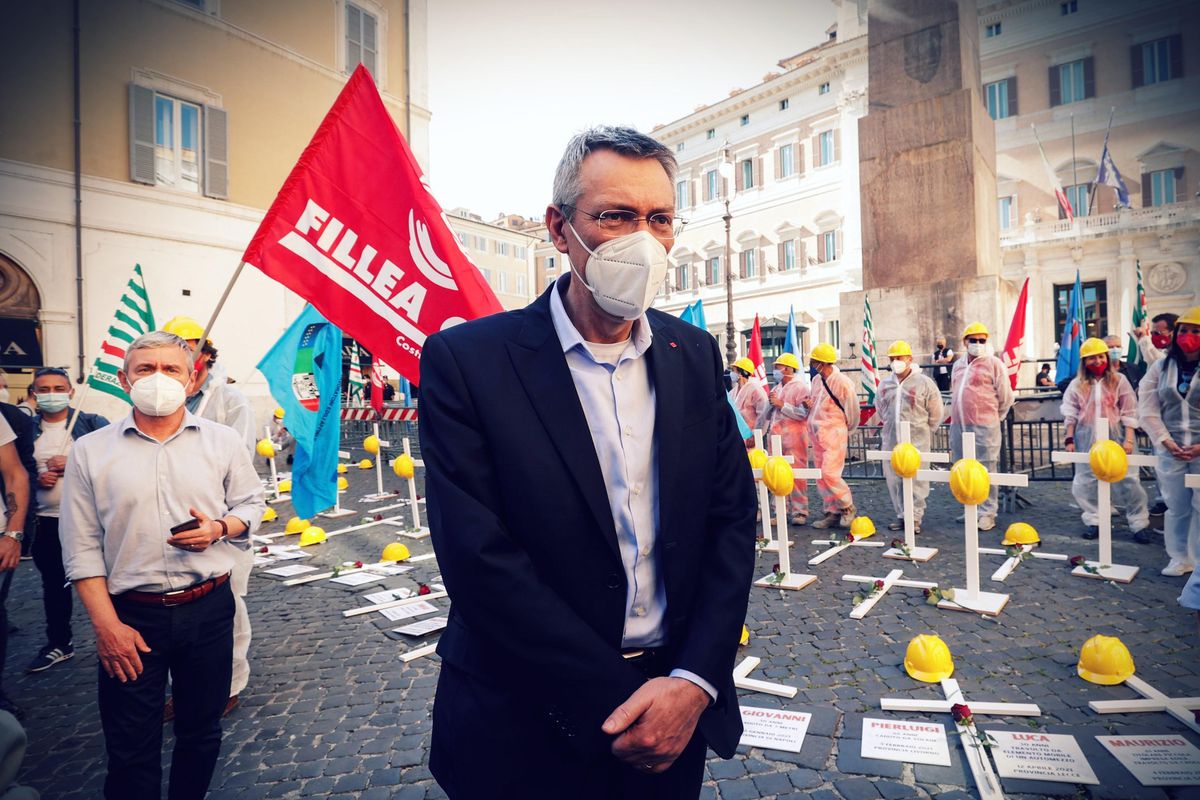 I sindacati promettono barricate: «In piazza contro i licenziamenti»