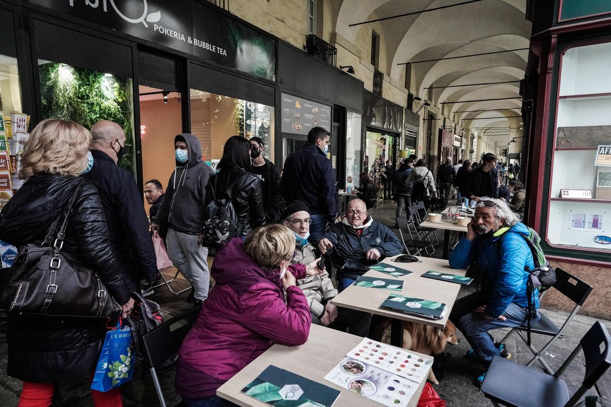 Zona bianca con meno restrizioni. Via il green pass per le cerimonie