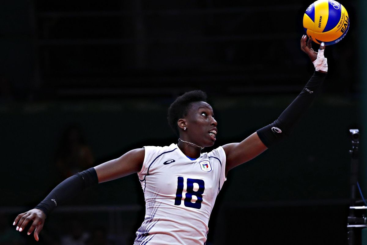 La Egonu portabandiera arcobaleno sfili con Lara, cacciata perché madre