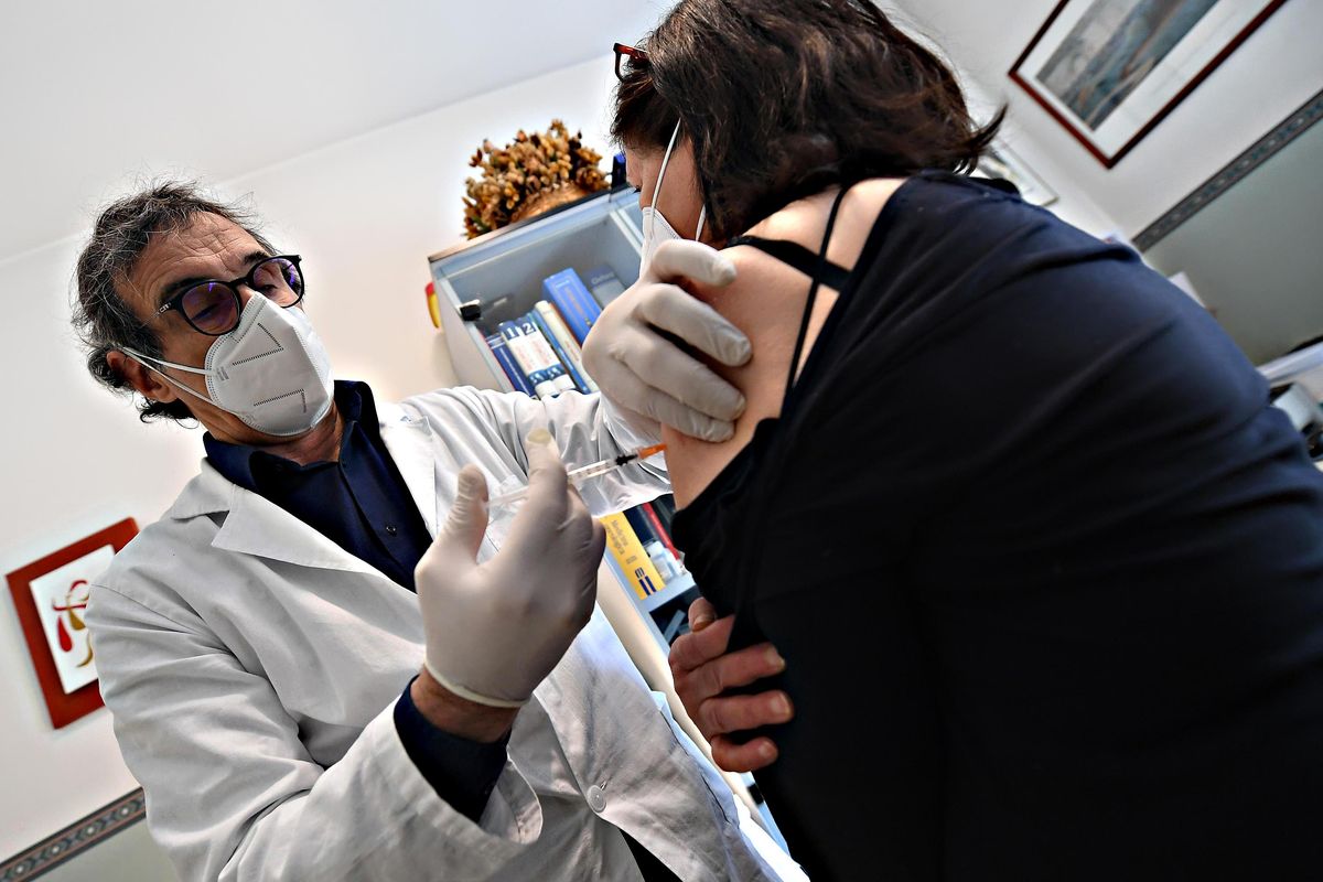 Sprint alla campagna. Palazzo Chigi arruola per le vaccinazioni pure la sanità privata