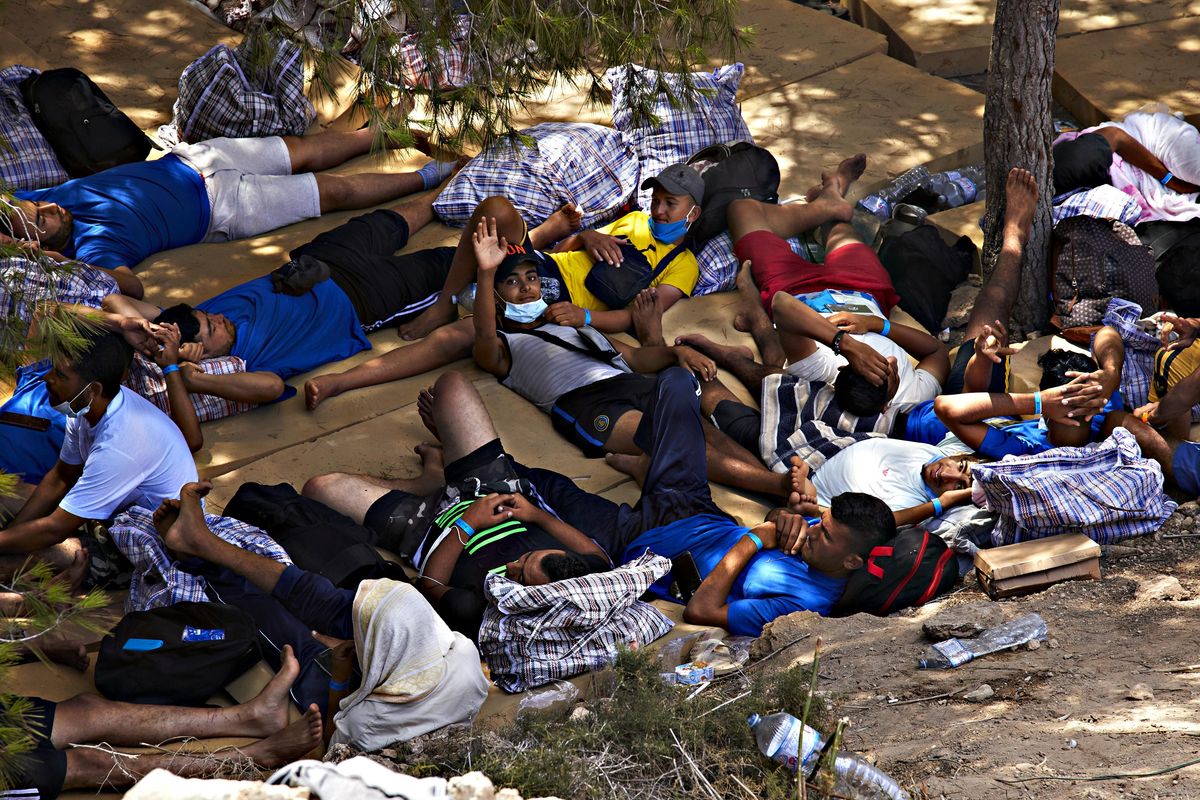 Con l’estate tornano i preti pro immigrati