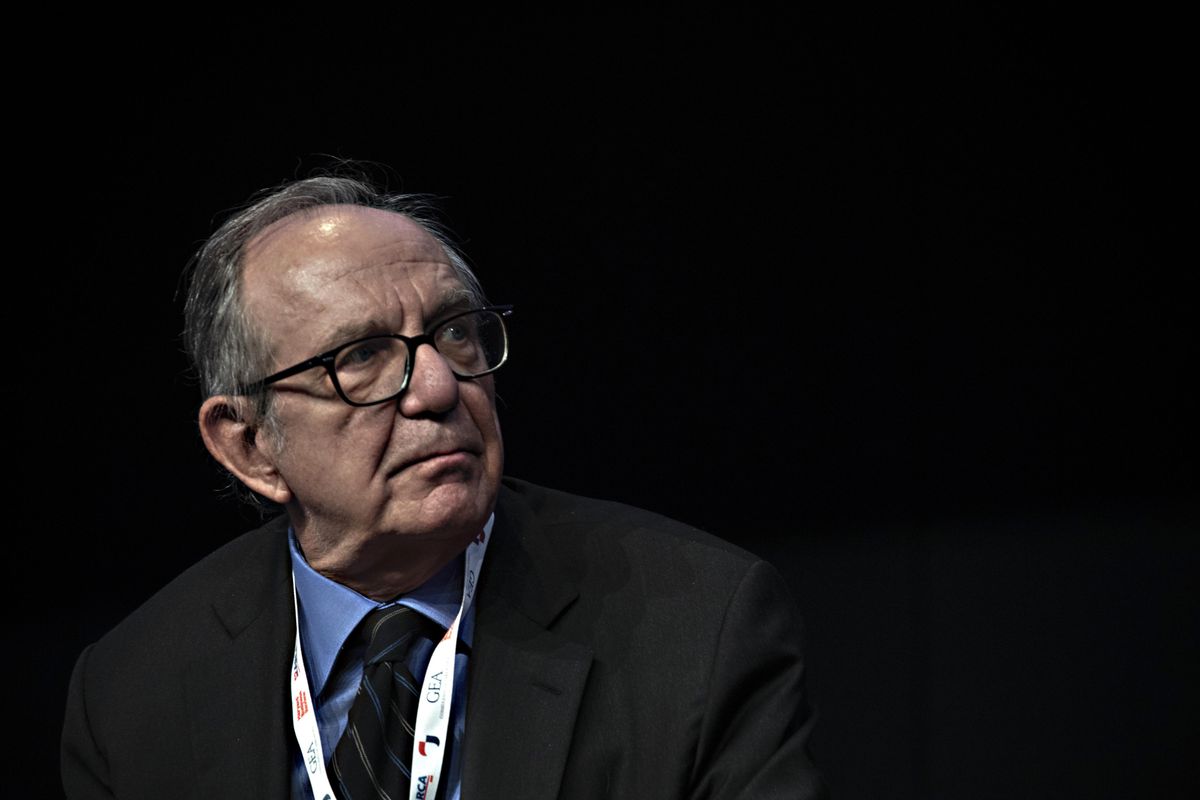 Padoan ci prende in giro: «Via la politica dalle banche»