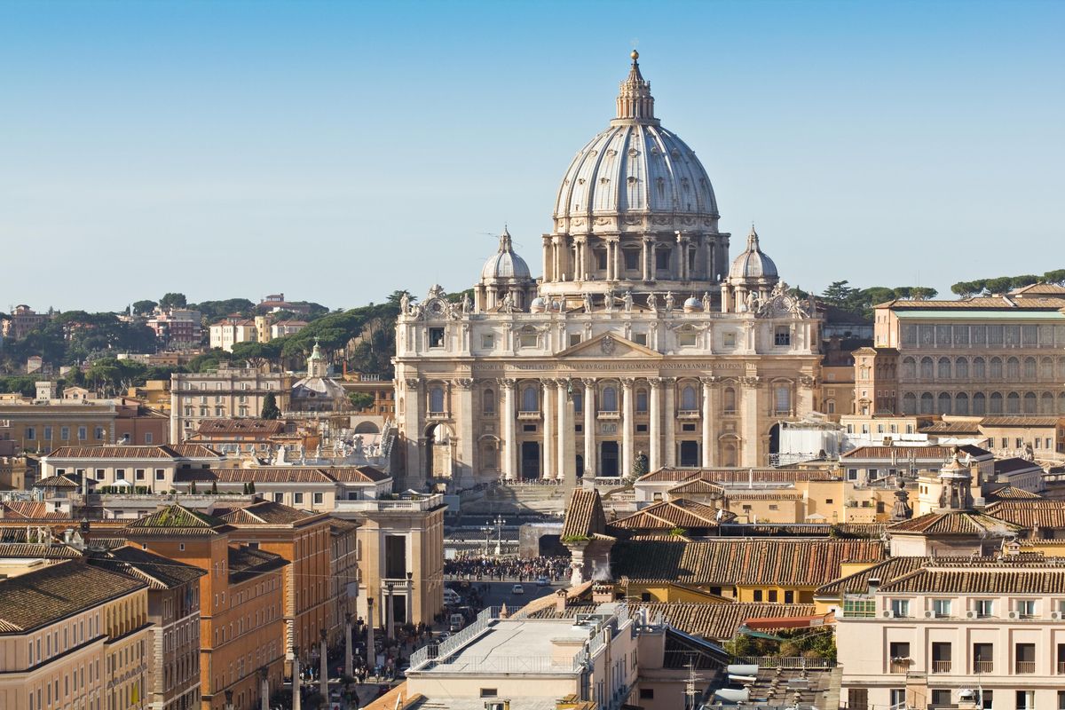 Che cosa succede nelle case del Papa. Immobili della Chiesa tra incuria e vendita