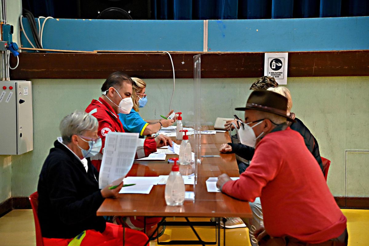 Vaccini, l’Ema aveva avvertito.«Non dateli sotto ai 30 anni»