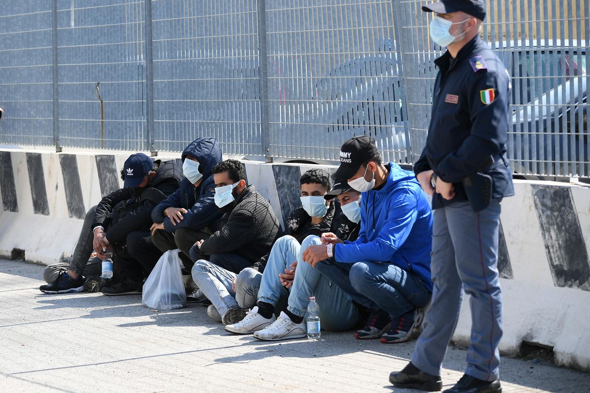 Maschi islamici quasi diciottenni. Ecco chi sono i «bambini» dei barconi