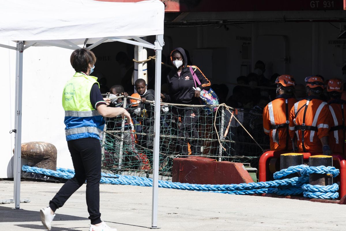 Da Augusta al Friuli torna l’allarme per i focolai scatenati dai migranti positivi