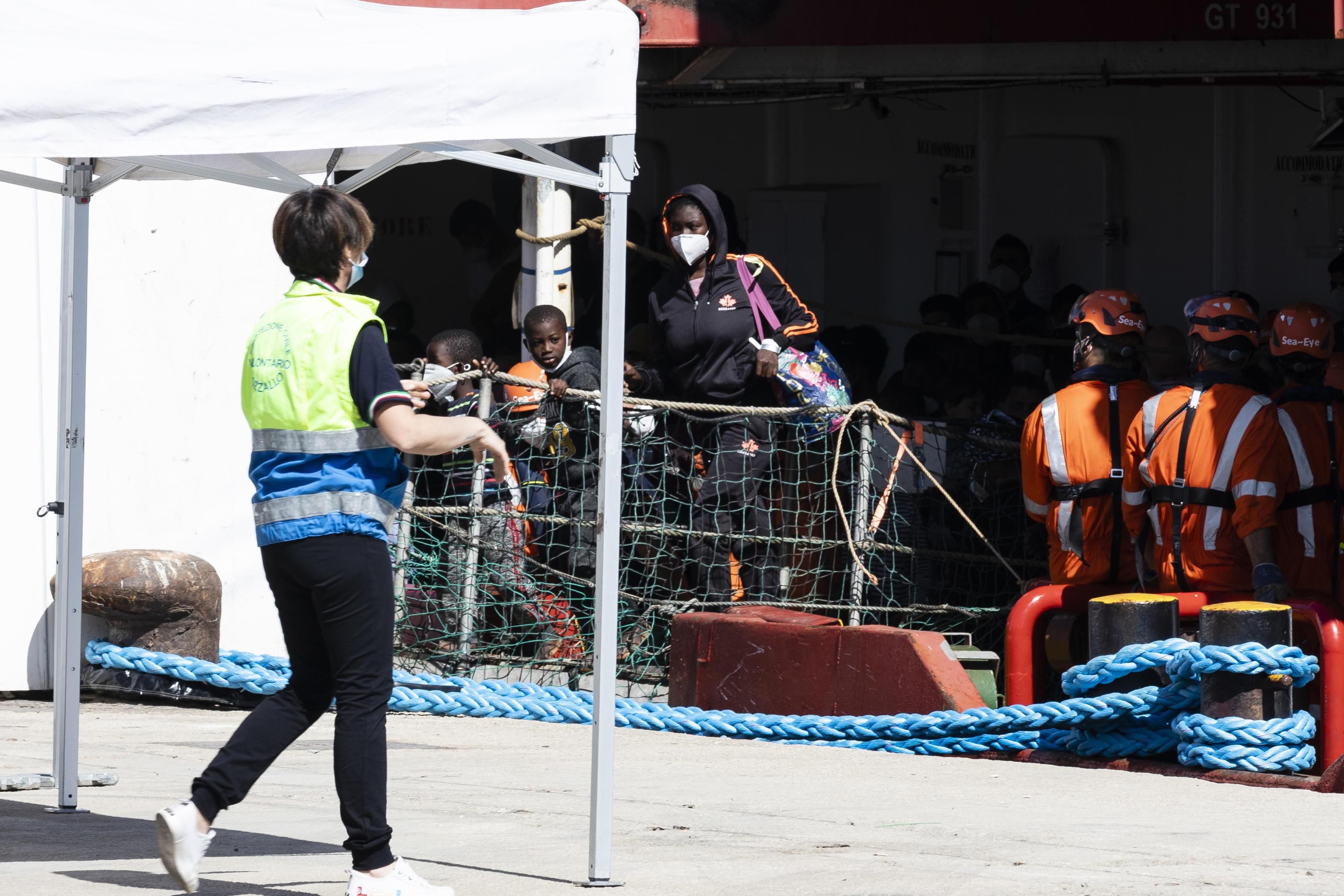 Da Augusta al Friuli torna l’allarme per i focolai scatenati dai migranti positivi
