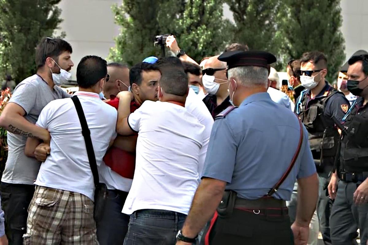 Meno tavoli di crisi, più tensione in strada