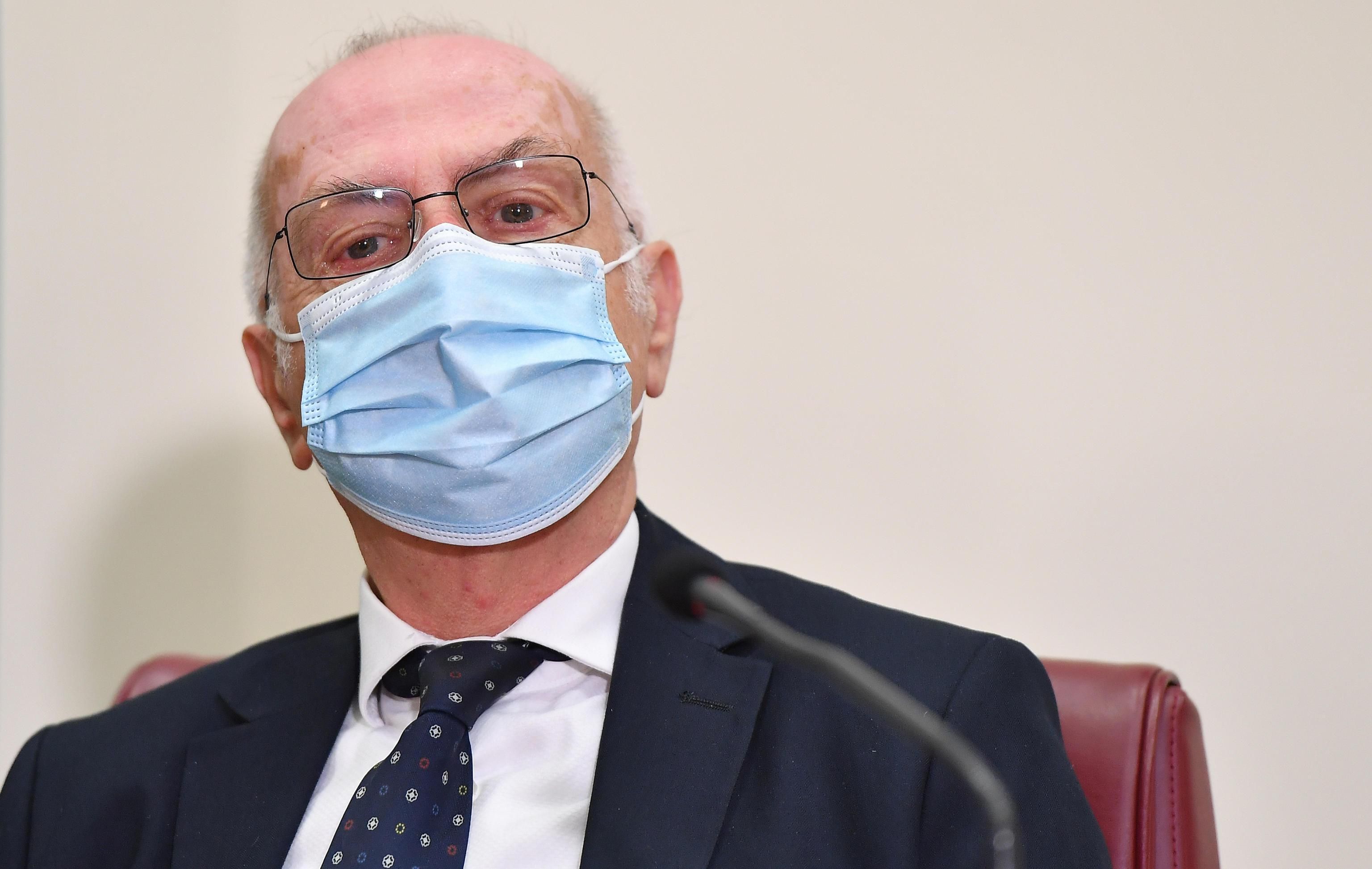 Il Cts cambia idea su Astrazeneca. Ormai è chiaro: dipende dai politici