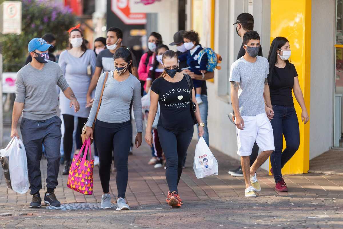 Mascherine all’aperto. Gli scienziati servono a prendere dell’altro tempo