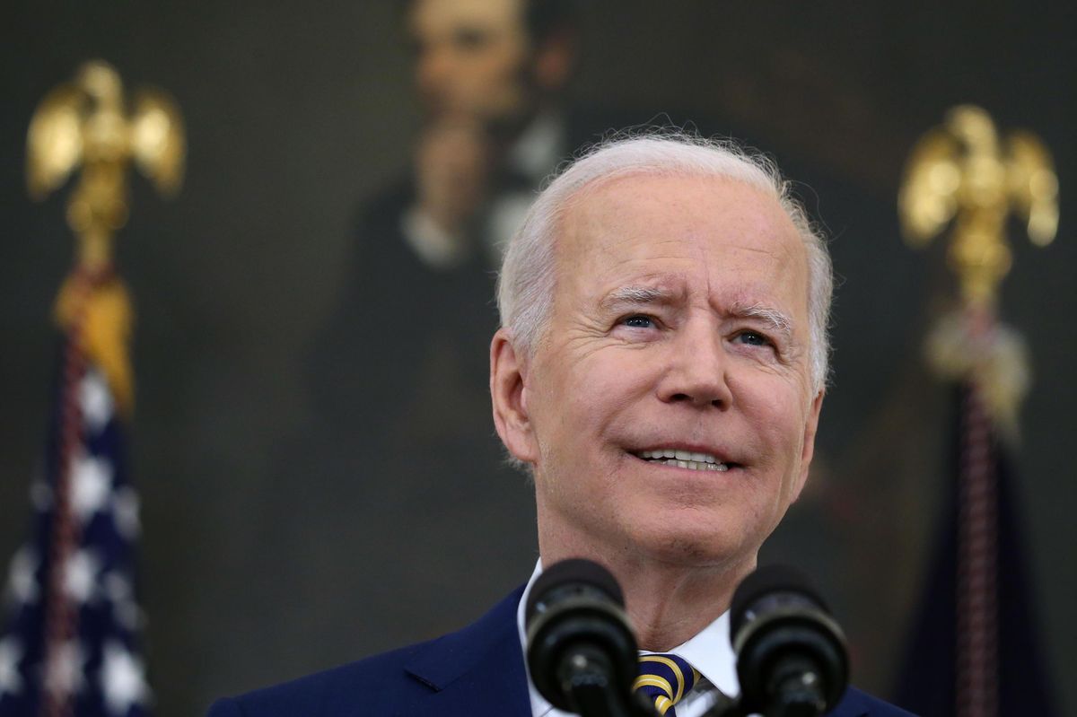 La comunione a Biden agita i vescovi Usa. Il Papa: «Siete casta»