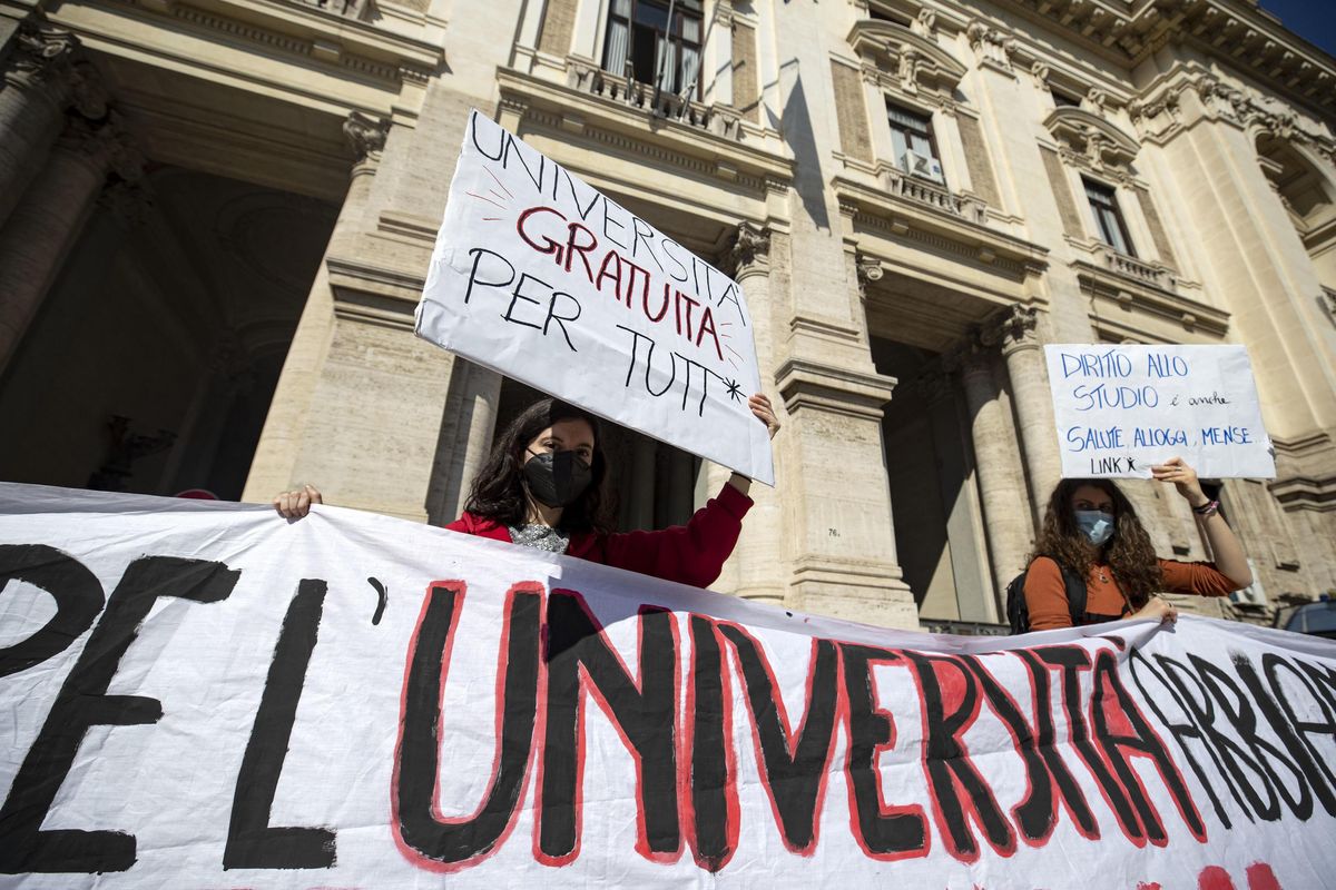 Si allarga l’inchiesta sul Miur. Dalle scuole milioni all’indagato