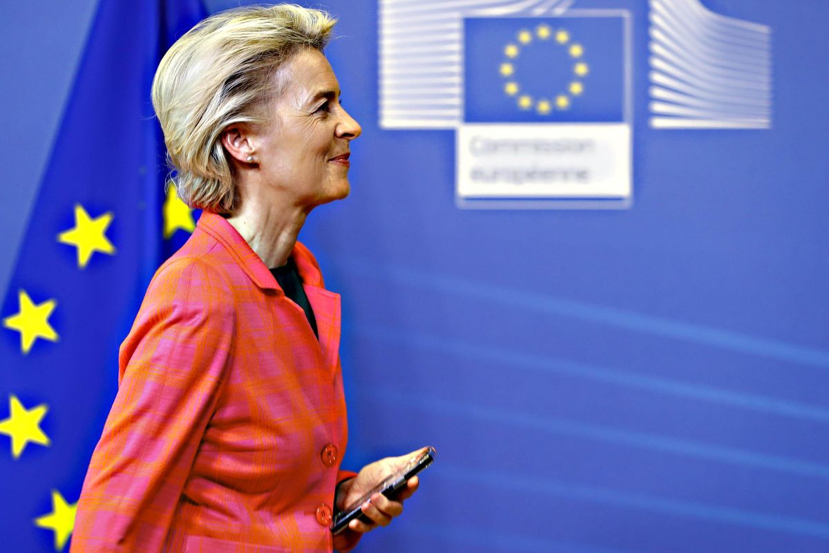 Ursula porta un po’ di soldi e tanti laccioli