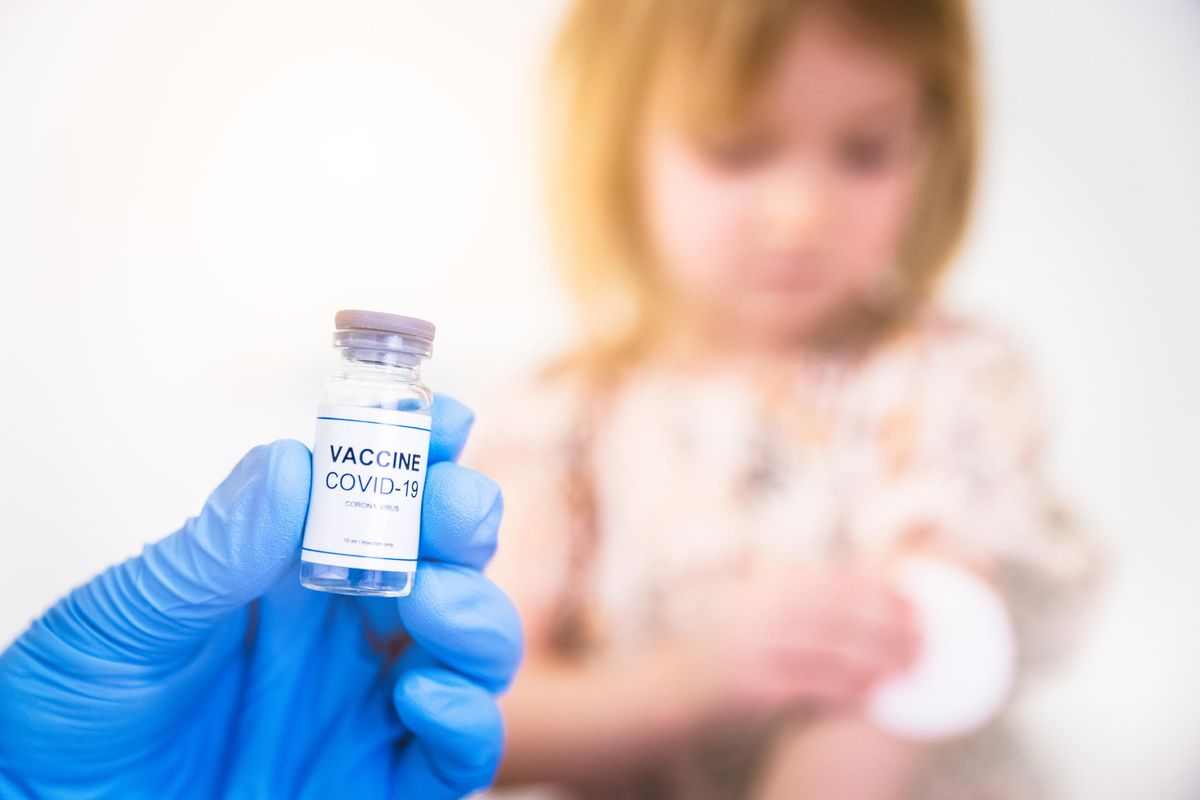 Le vaccinazioni si inceppano. Ora puntano  gli aghi sui bimbi