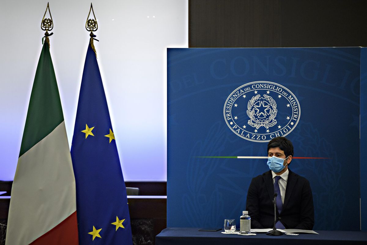 L’Ema boccia i cocktail di Speranza: «Astrazeneca sicuro per tutte le età»