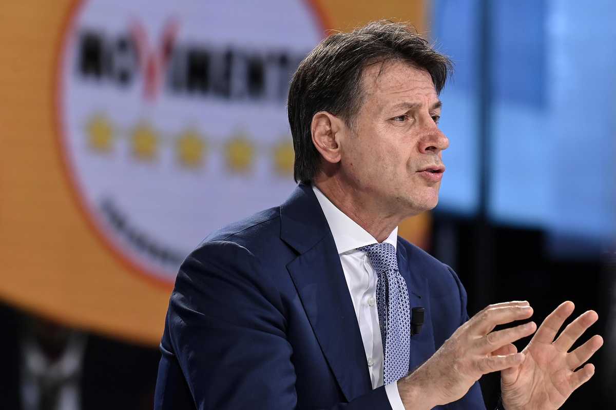 «Vaffa» alle capriole dell’equilibrista Conte