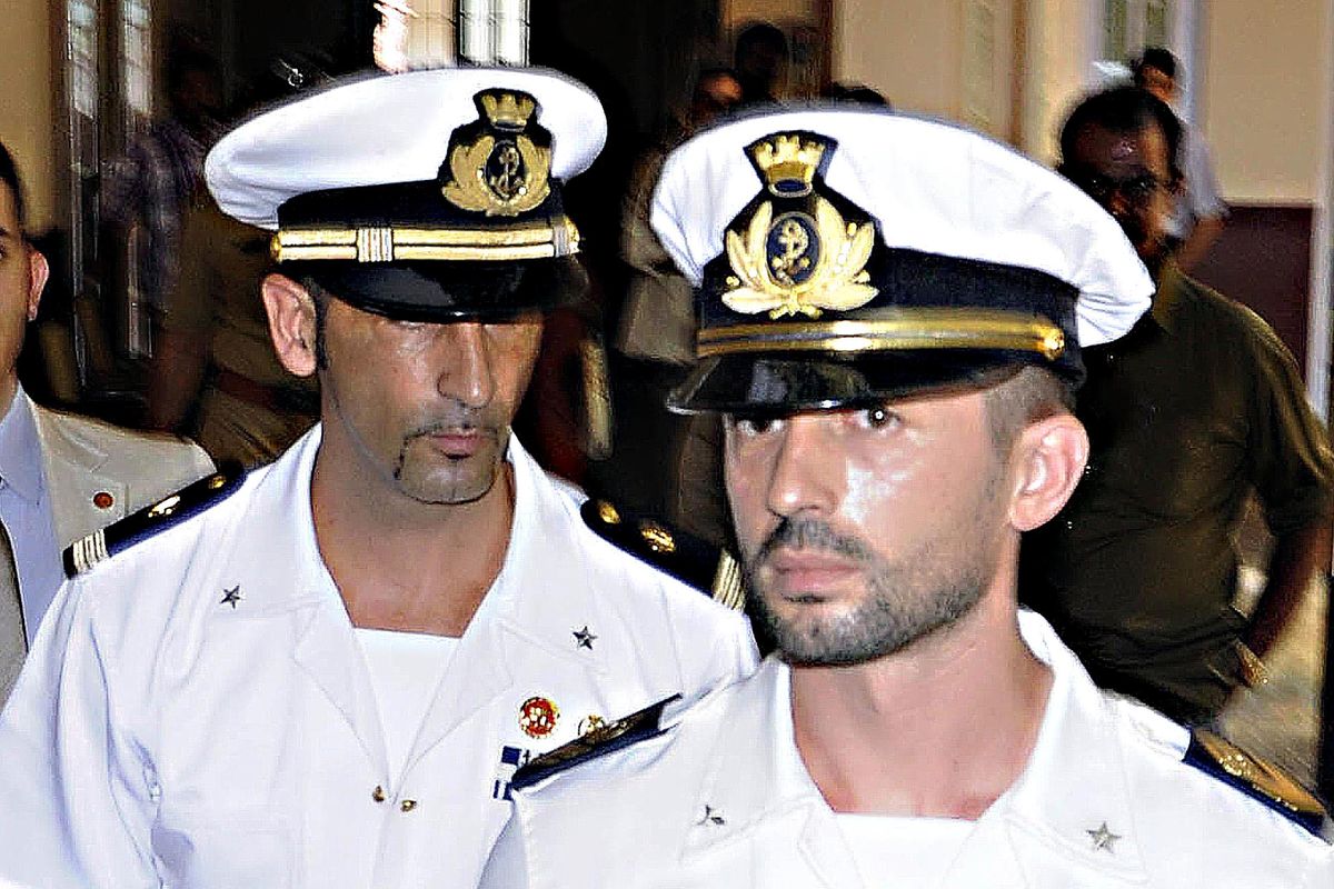 L’Italia consegna i marò alla giustizia con il marchio di chi è già colpevole
