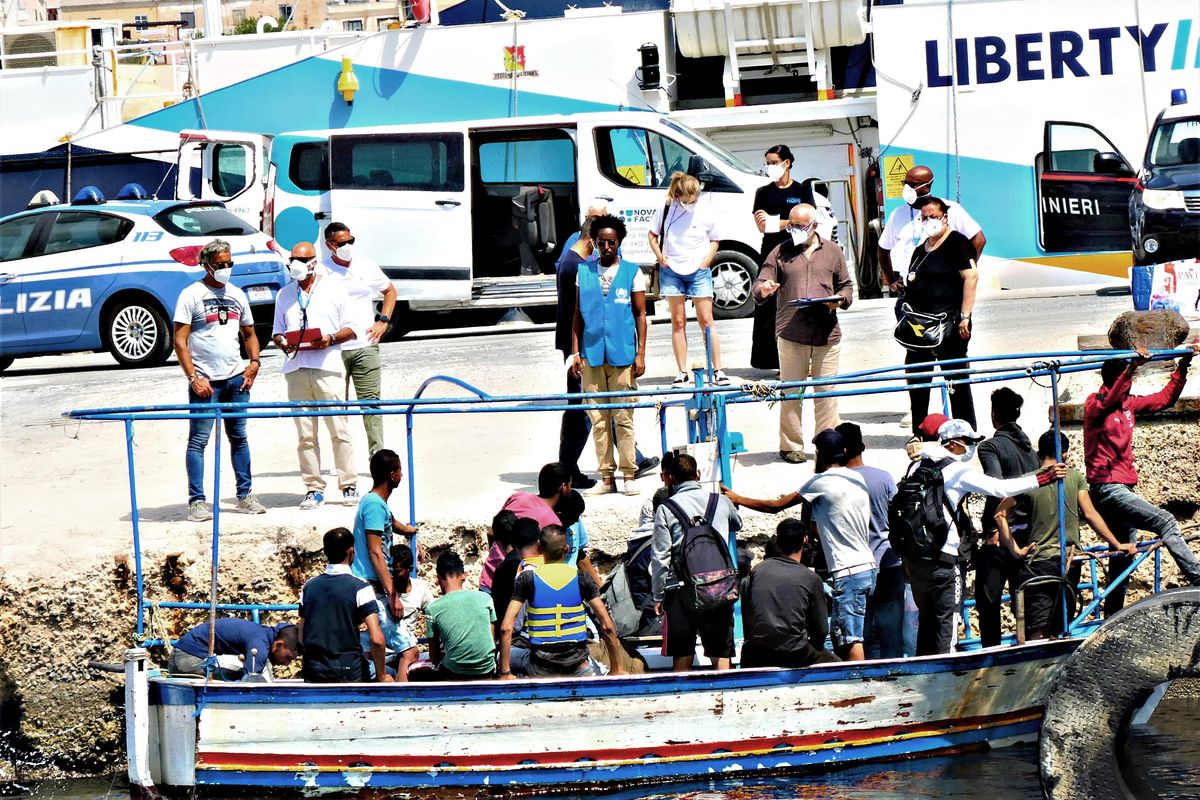 La variante indiana viaggia sul barcone. Dieci immigrati infetti a Lampedusa