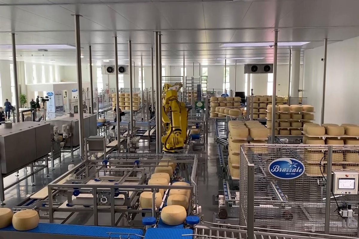 Il nuovo magazzino robotizzato di Brazzale per la stagionatura del formaggio. Ecco come funziona