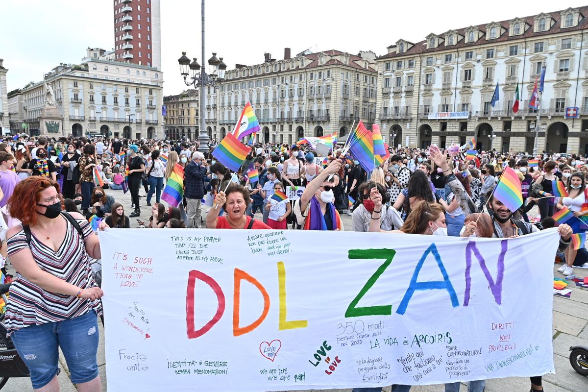 Omotransfobia: «Al via il Tour del Bandierone, 600 mq di libertà contro il bavaglio del ddl Zan»