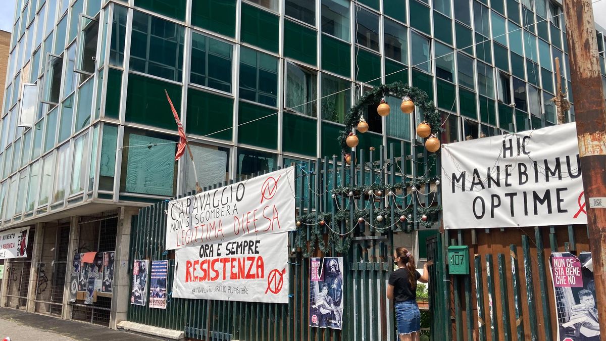 La campagna per il Campidoglio fa lo slalom tra i palazzi occupati