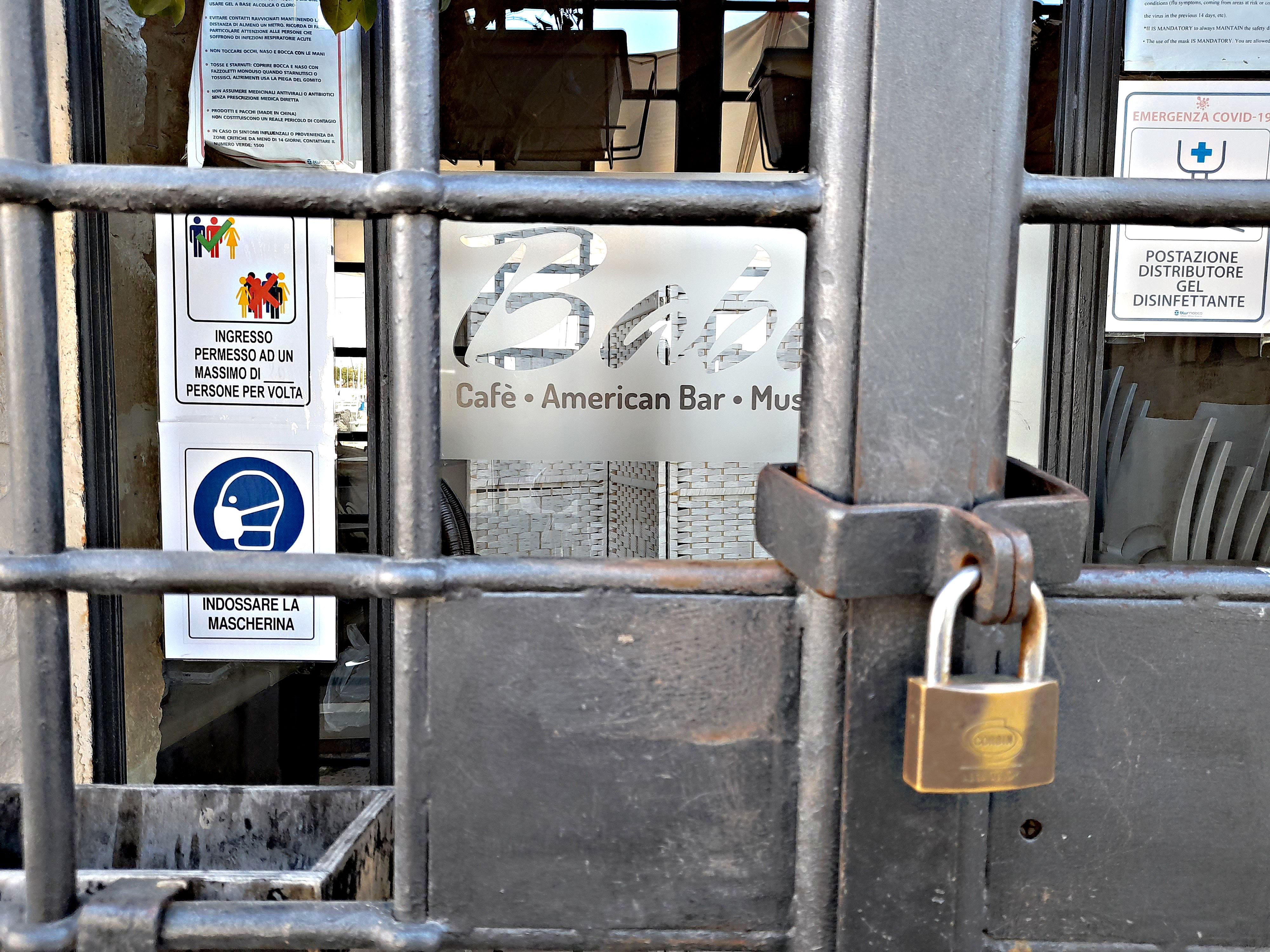 Avanti così e questi ci chiudono di nuovo