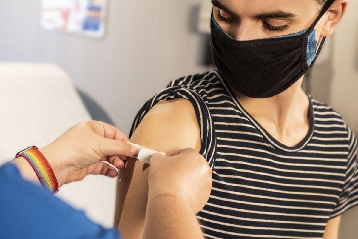 Over half of adults unvaccinated for COVID-19 fear needles. Here’s what’s proven to help.