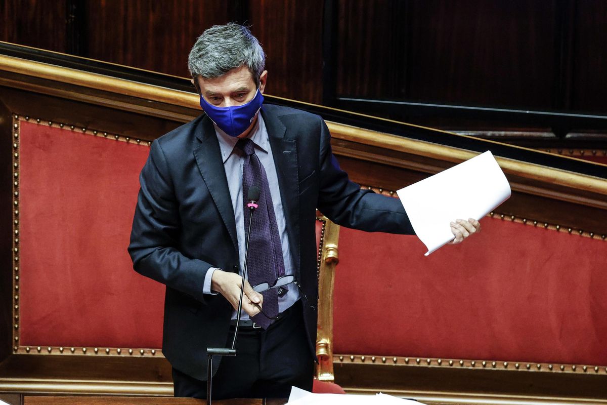 Licenziamenti vietati. I sindacati chiedono la proroga, il governo prova a differenziare