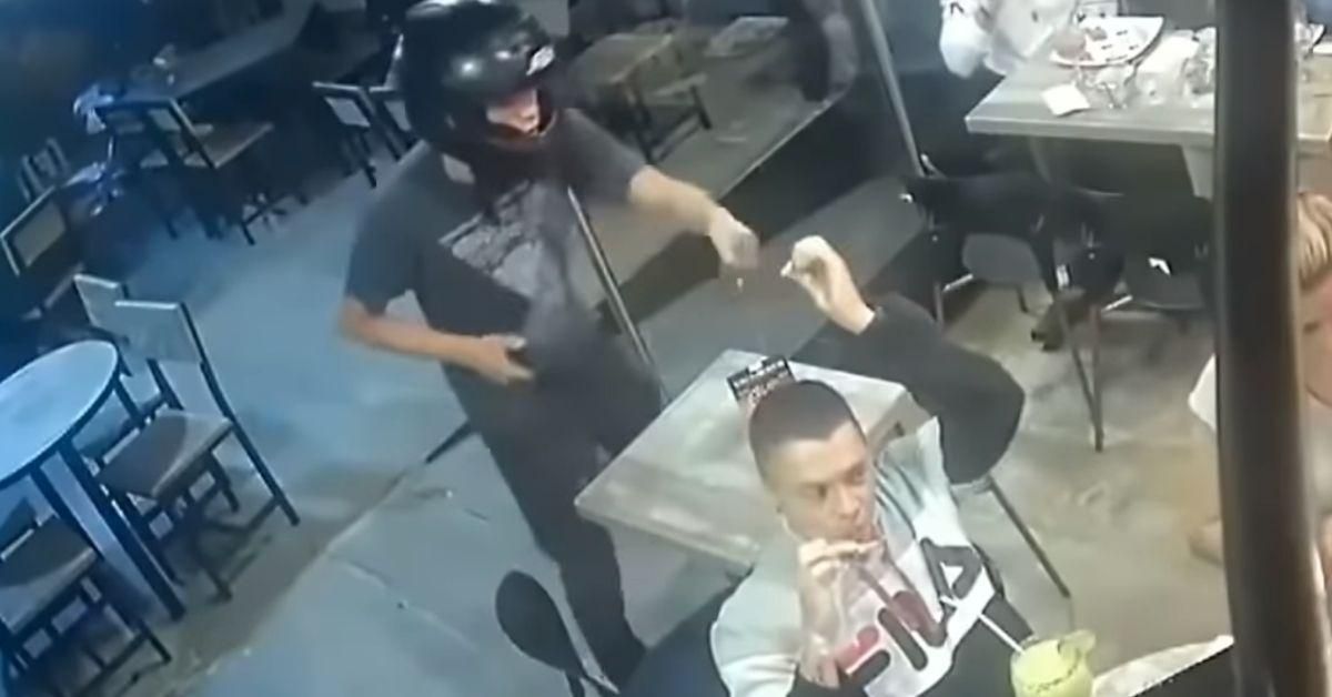 Guy Calmly Keeps Eating His Chicken Wings As He's Robbed At Gunpoint Inside Restaurant