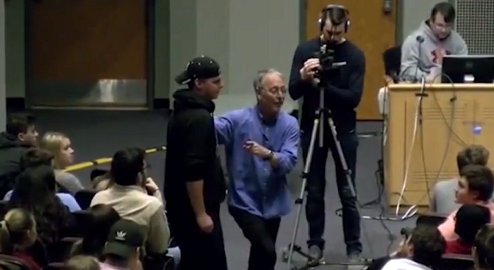 Professor makes ‘average white’ student stand up in lecture, explains he has inherent ‘benefit’ over black student no ‘matter what he does’ Professor makes ‘average white’ student stand up in lecture, explains he has inherent ‘benefit’ over black student no ‘matter what he does’