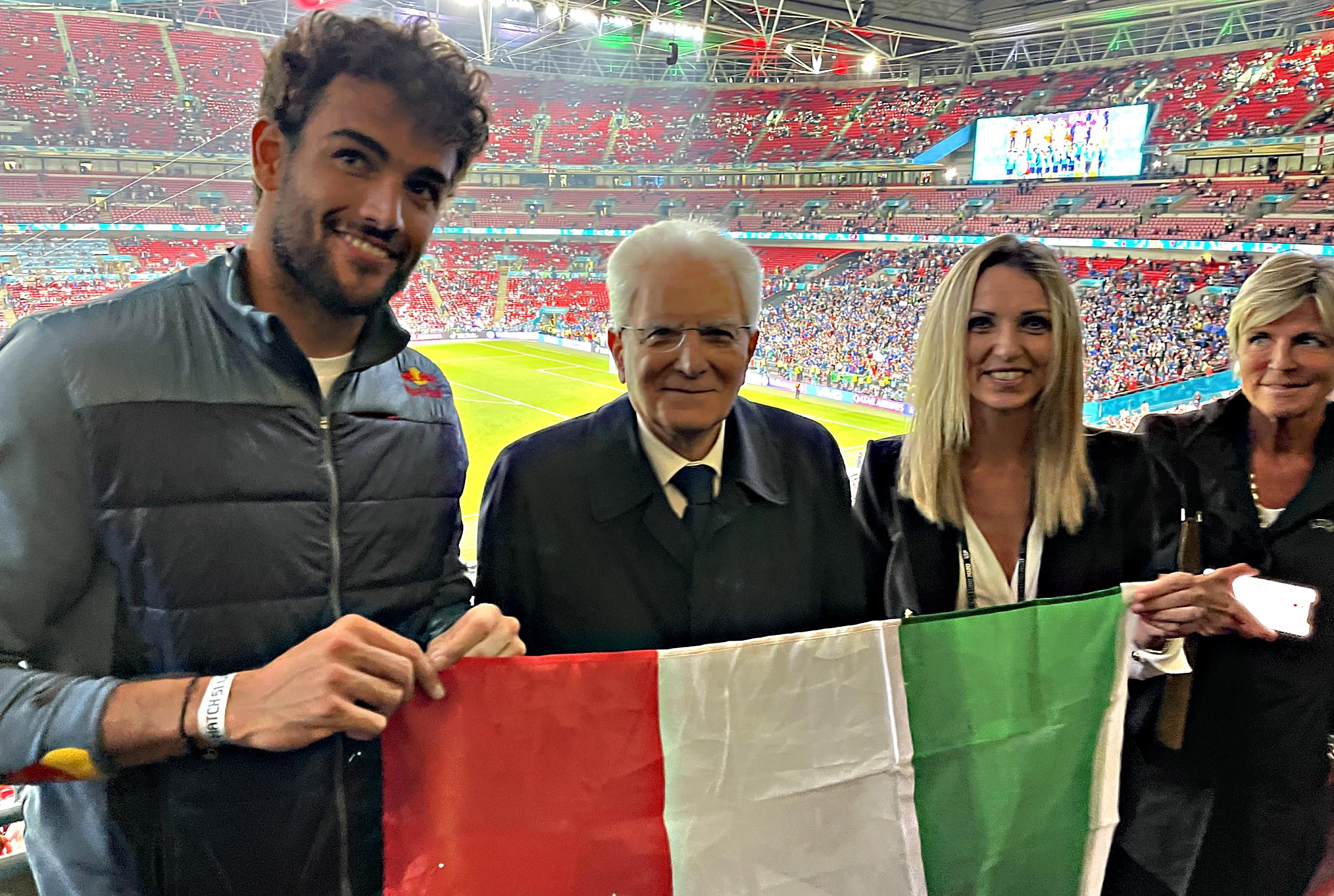 Una Nazionale identitaria. Ma Mattarella rovescia il Tricolore