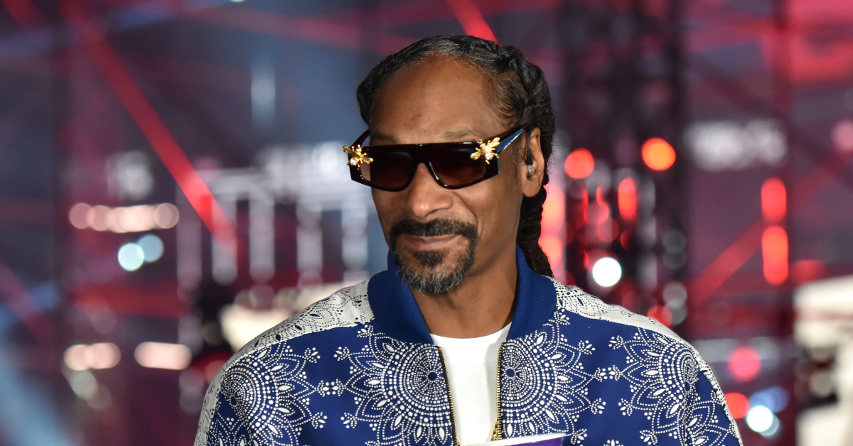 Twitter LOLs After Guy's Mom Poses For Photo With Snoop Dogg Lookalike And Has No Idea It Isn't Actually Him