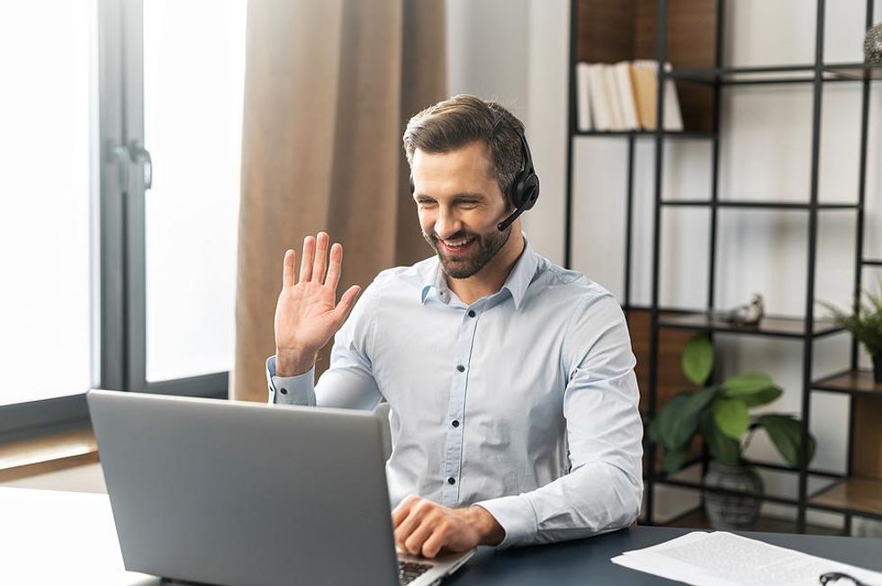 Man works a remote tech support job that requires little to no experience