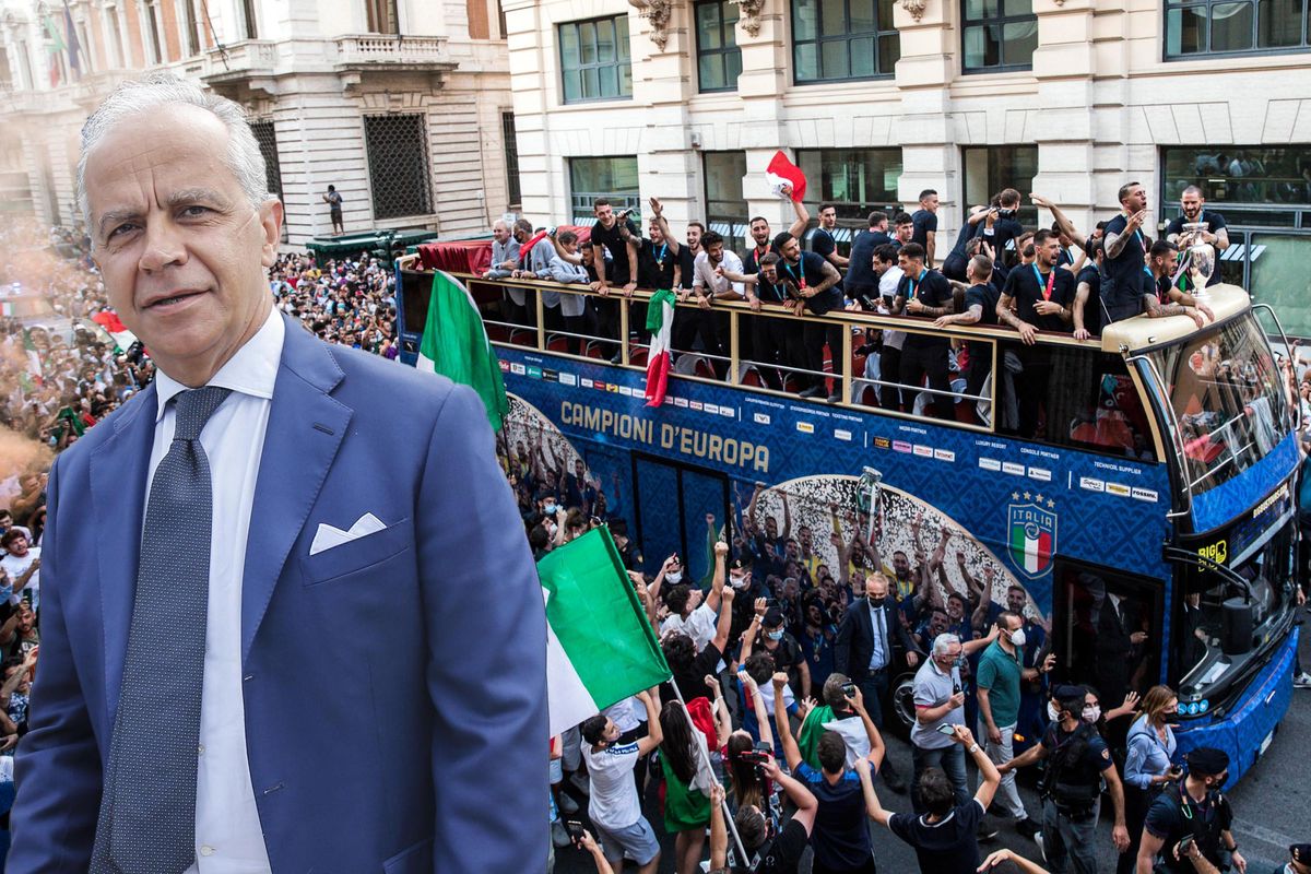 Il bus azzurro manda in fuorigioco il prefetto