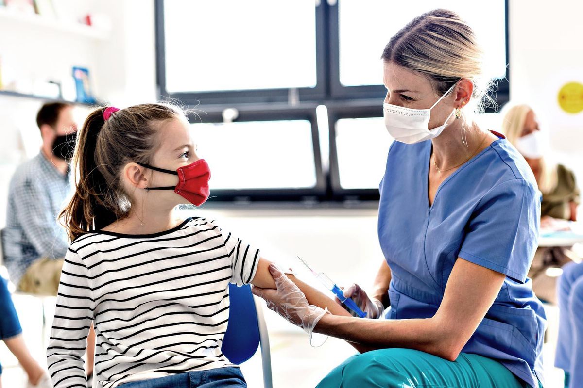 Obbligare a vaccinare perfino i bambini a tutela degli anziani è un atto criminale