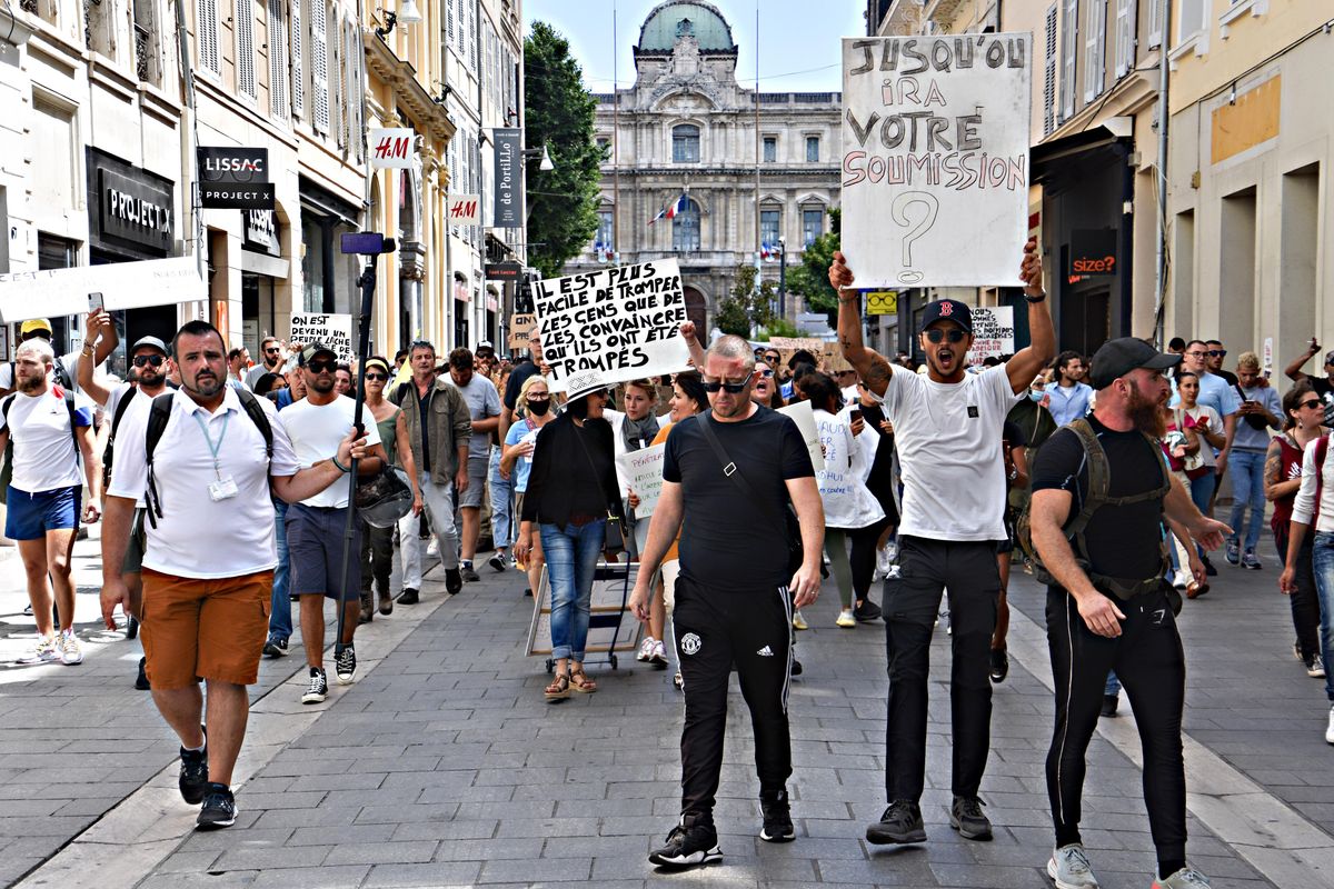 Francesi divisi sul ricatto di Macron. Scontri in piazza contro il certificato