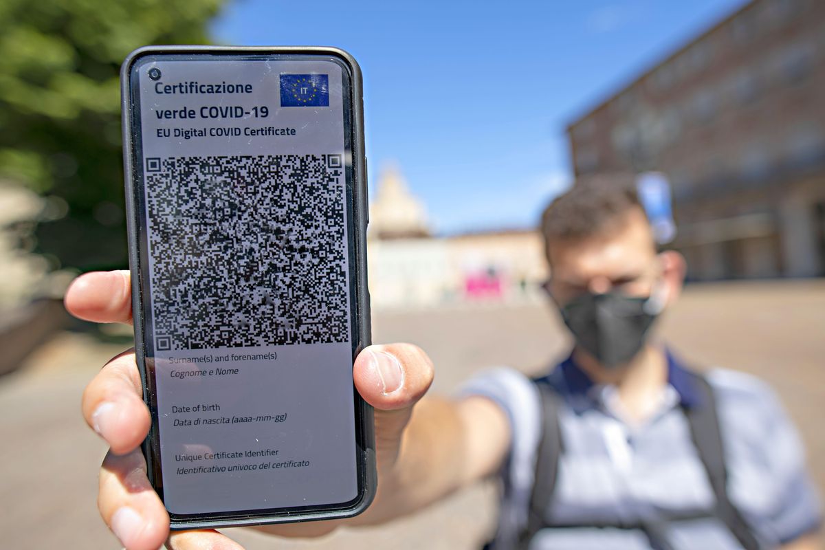 Di corsa verso il green pass, ma qualcosa non torna