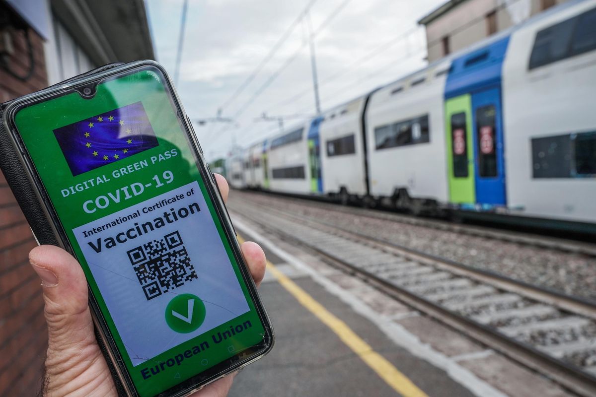 Il green pass non c’è ma fa già disastri