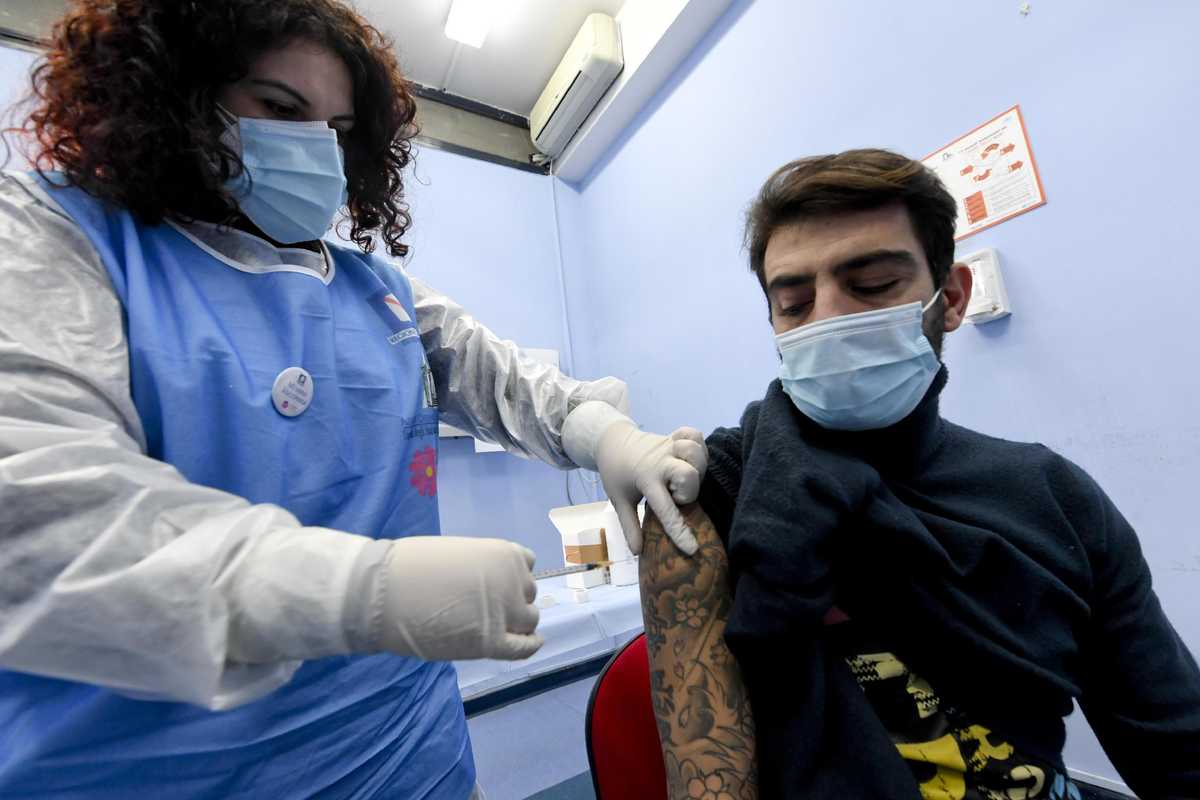 Parte il ricatto agli studenti: vaccino o Dad