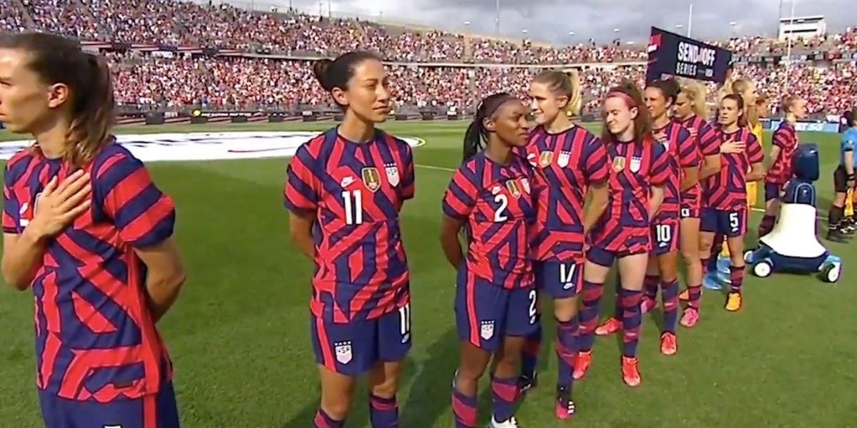 U S Women S Soccer Team Did Not Turn Away From The Flag Upworthy