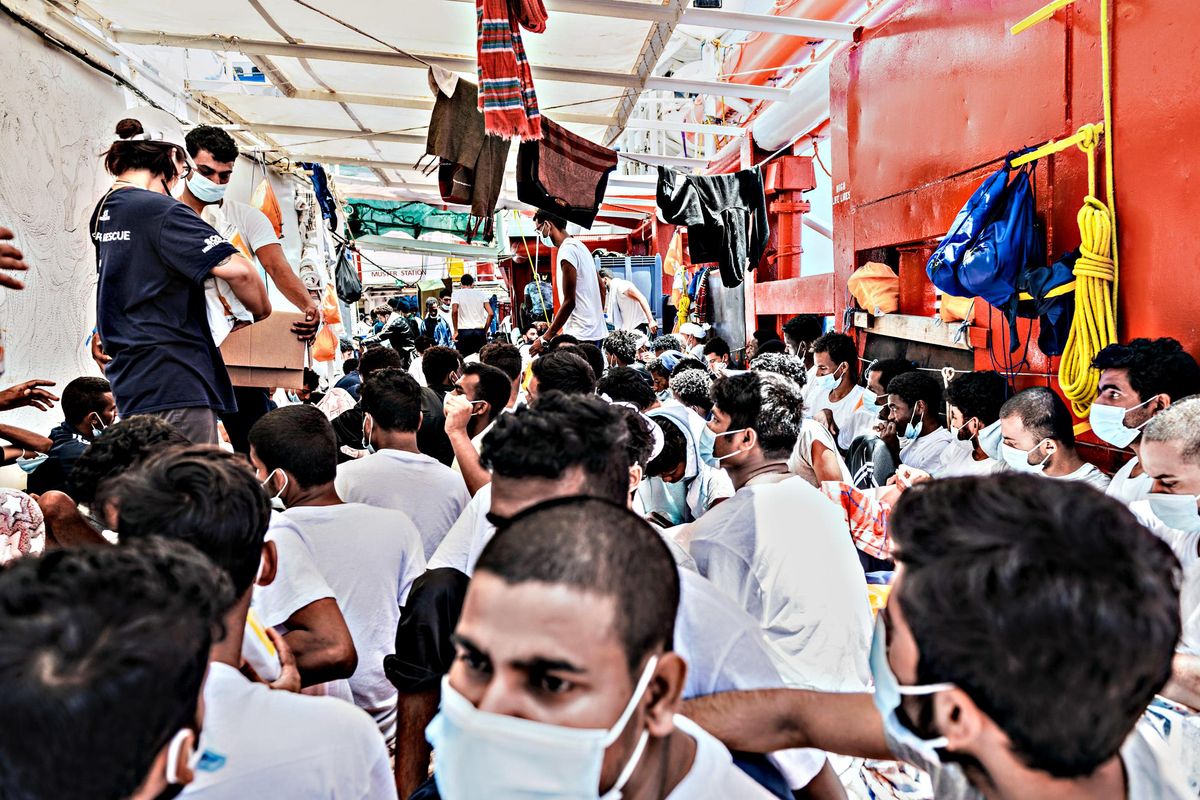 La disumanità viene dai porti aperti