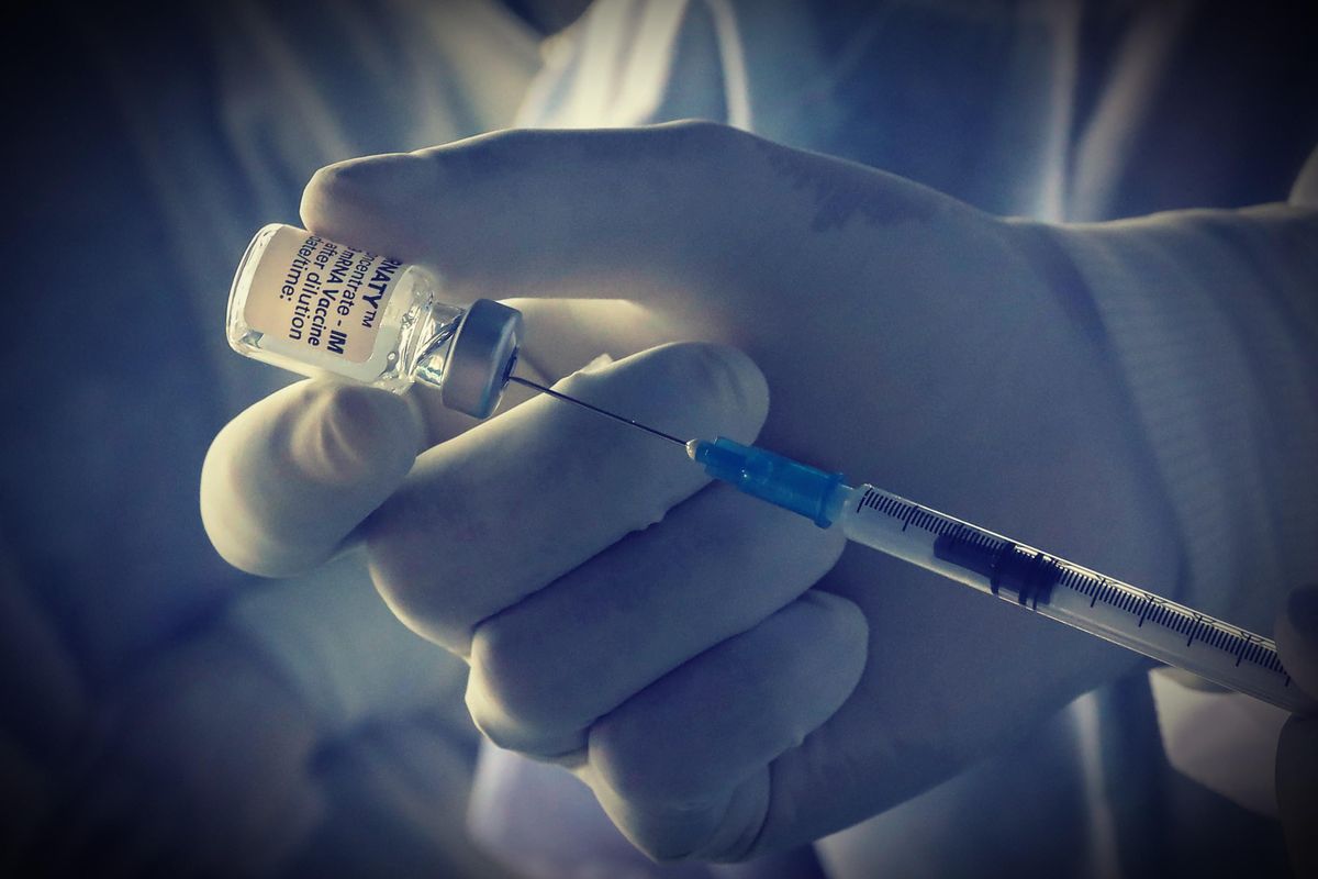 Ricatti e speculazioni: la  guerra del vaccino