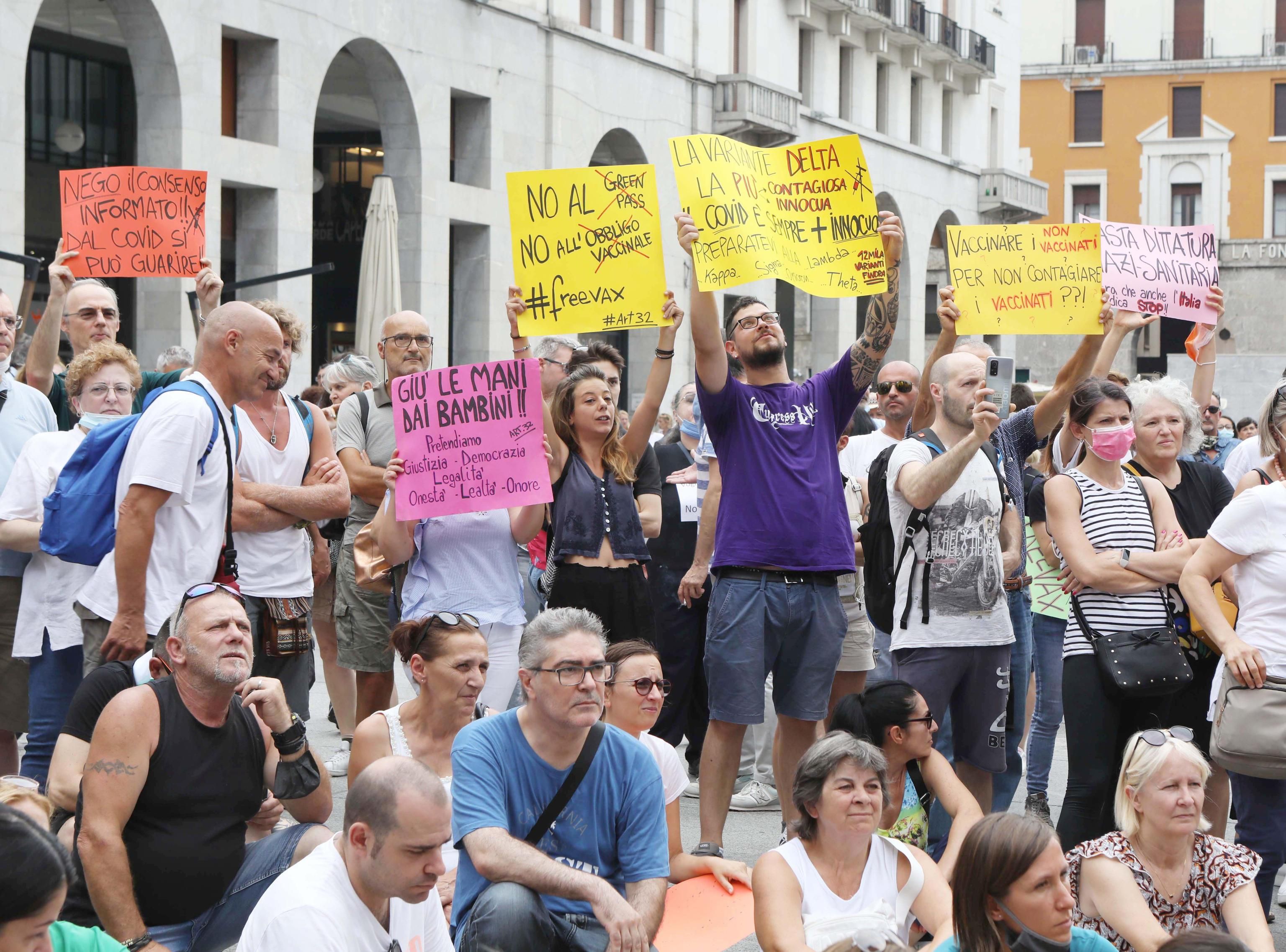 Il popolo anti green pass domani torna in piazza. Lega e Fdi ci fanno i conti
