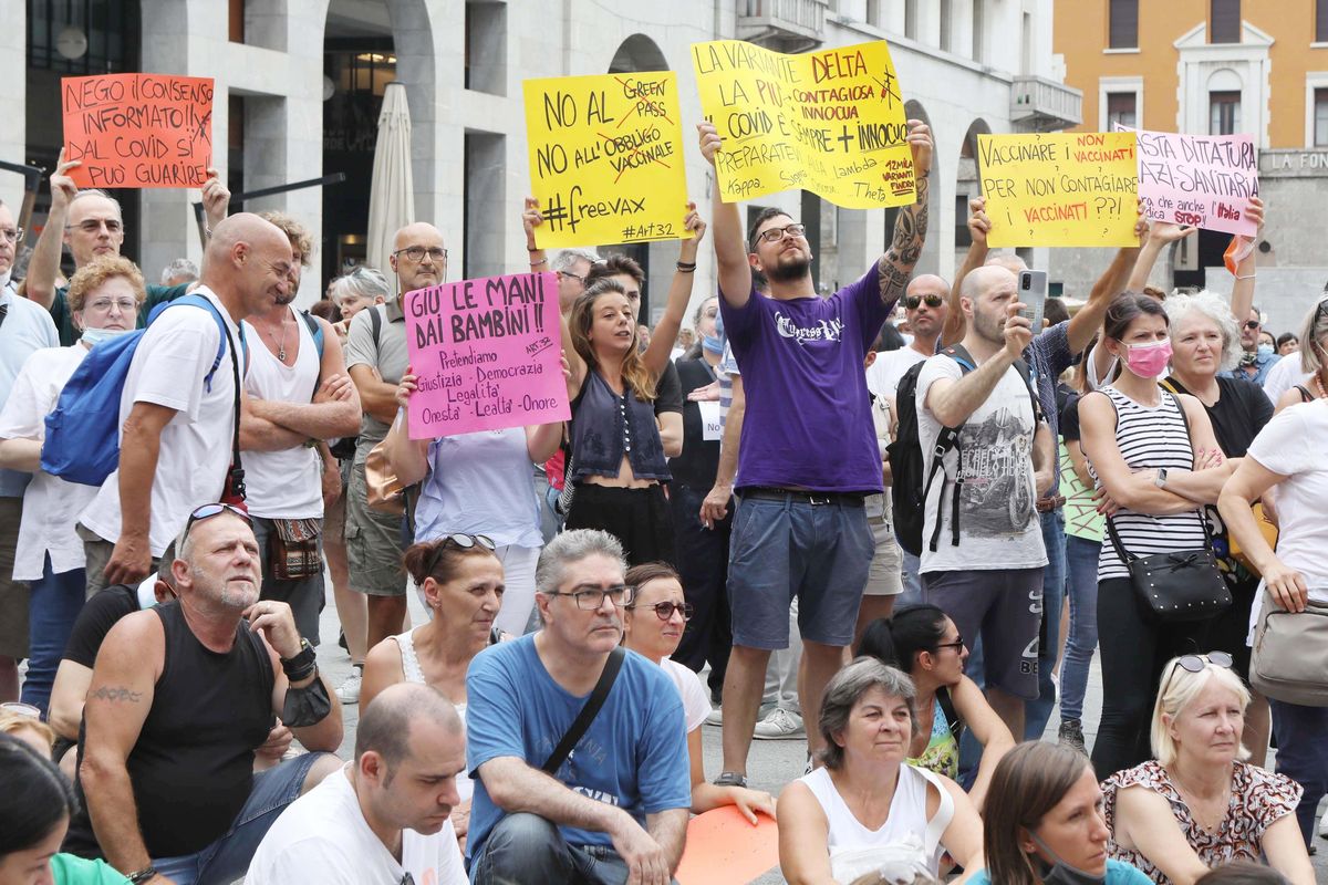 Il popolo anti green pass domani torna in piazza. Lega e Fdi ci fanno i conti