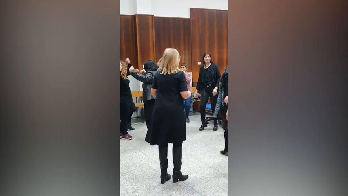 La gup che si occupa del caso di Grillo jr beccata a far balletti dentro il tribunale