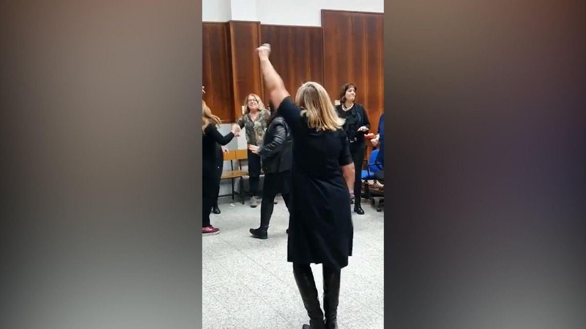 La gup che si occupa del caso di Grillo jr beccata a far balletti dentro il tribunale