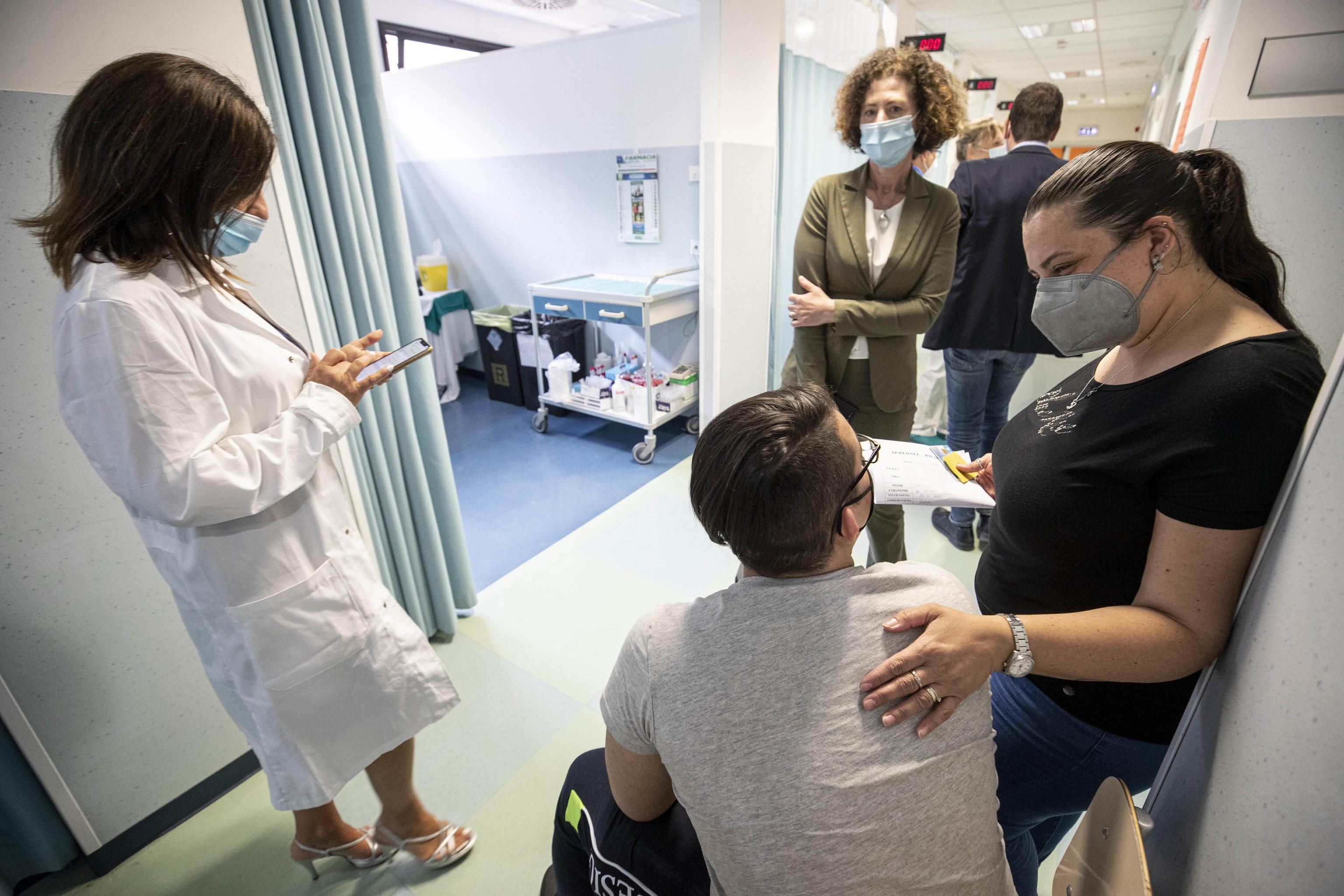 Puntano le siringhe su tutti i ragazzini ignorando l’allarme per le miocarditi